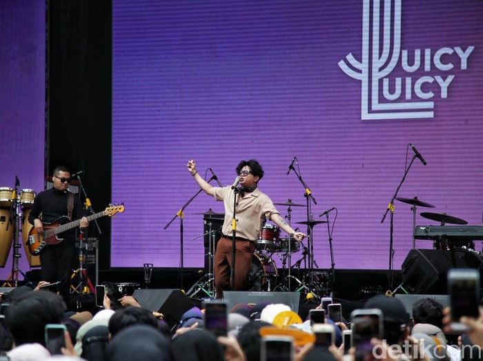 Band Juicy Luicy tampil di Allo Bank Festival Istora Senayan, Minggu (22/5/2022).