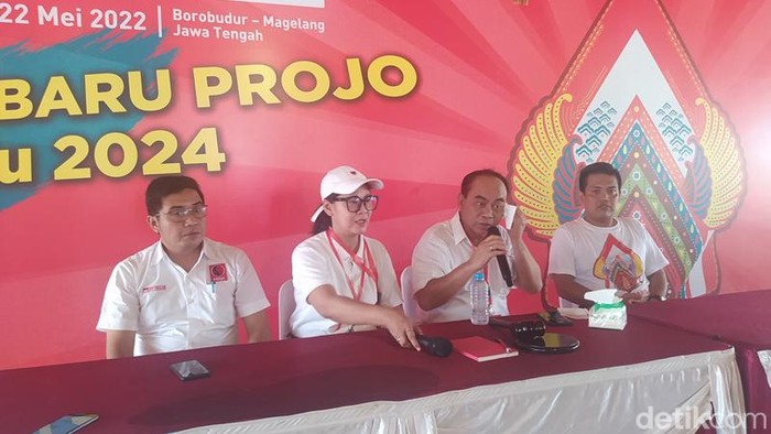Ketua Umum Projo Budi Arie Setiadi bersama pengurus, di Balkondes Ngargogondo, Kecamatan Borobudur, Kabupaten Magelang, Minggu (22/5/2022).