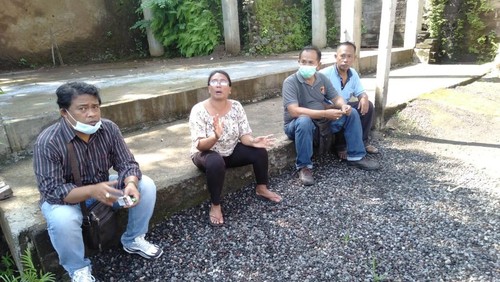 Ketut Sukreni (44) saat memberikan keterangan kepada pihak kepolisian.