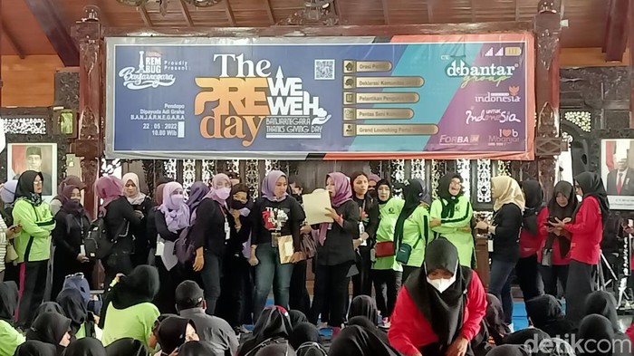 Komunitas janda saat deklarasi Janda Kreatif (Jaket) di Pendapa Dipayudha Adigraha, Banjarnegara, Minggu (22/5/2022).