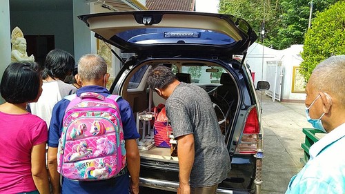 Korban suspek rabies yang meninggal dibawa ke kampung halamannya, Jumat (20/5).