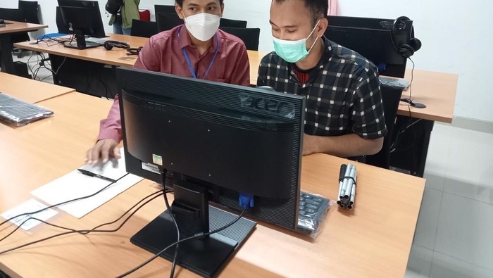 Kuswantoro, Calon Mahasiswa Tunanetra Ikut Tes UTBK-SBMPTN di UNY