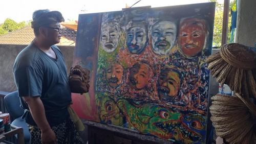 Made Sumariadi (36), anak kandung dari sang seniman topeng saat memperlihatkan karya-karya ayahnya, Minggu (22/5).