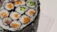 Awalnya sushi-sushi ini dibuat dengan ukuran yang biasa. Merasa bosan dengan makanan yang sederhana, pembuatnya justru menyatukan semuanya hingga sebesar ini. Foto: Instagram/wkwkland_real