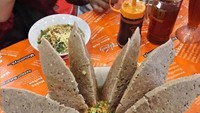 Bakso berukuran besar sedang ramai diburu. Saking besarnya, mangkuk baksonya saja sudah tidak sanggup menampungnya. Foto: Instagram/wkwkland_real