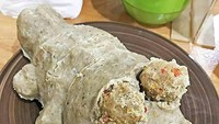 Niatnya membuat bakso yang spektakuler dan berbeda, tetapi netizen justru dibuat tertawa. Antara kuda nil atau mau menjadi saingan roti buaya, bentuk bakso ini begitu menyeramkan. Foto: Instagram/wkwkland_real
