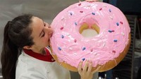 Bikin kenyang sekaligus diabetes, donat yang satu ini punya ukuran luar biasa. Bahkan puluhan kali lipat lebih besar dibanding wajah penikmatnya.Foto: Instagram/wkwkland_real