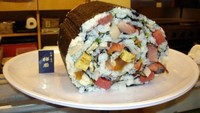 Bagi pecinta sushi, harus mencoba menjawab tantangan ini. Bentuknya yang seperti ban mobil ini tampaknya akan menyulitkan untuk dimakan. Foto: Instagram/wkwkland_real