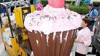 Ada cupcake setinggi manusia! Whipped creamnya banjir dengan topping seukuran kepala manusia ini tentunya akan begitu mengenyangkan. Foto: Instagram/wkwkland_real