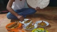 Tidak ada kerupuk membuat makanan terasa tak lengkap. Tetapi jika kerupuknya sebesar ini sepertinya bakal bikin repot menghabiskannya ya? Foto: Instagram/wkwkland_real