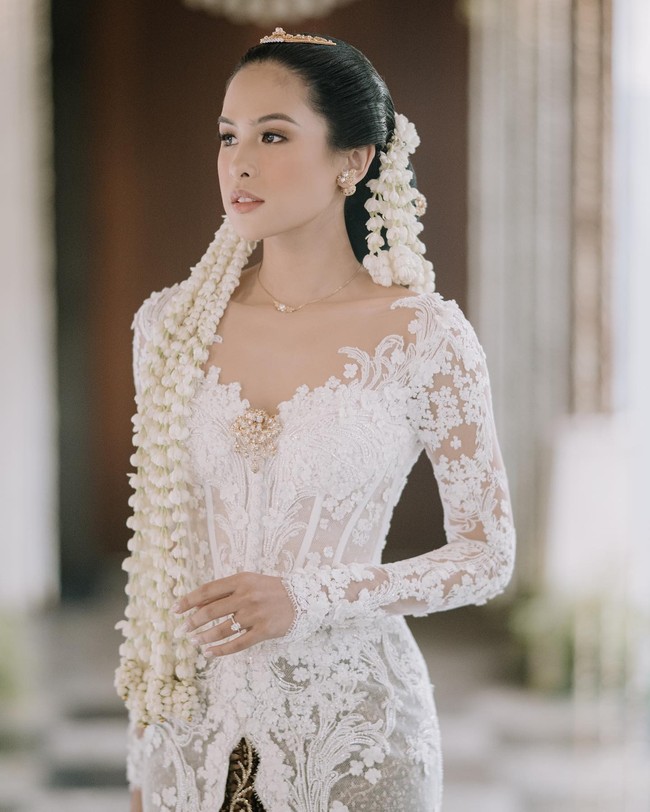 Maudy Ayunda dan Jesse Choi melangsungkan akad nikah pada Minggu (22/5/2022). Penyanyi sekaligus aktris ini tampil cantik mengenakan kebaya putih dengan detail lace dan bordiran bunga. Foto: dok. Instagram @maudyayunda