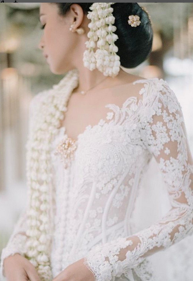 Sanggul Jawa tradisional dikreasikan oleh hairdresser Woko. Foto: Instagram/@maudyayunda