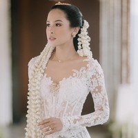 Maudy Ayunda dan Jesse Choi melangsungkan akad nikah pada Minggu (22/5/2022). Penyanyi sekaligus aktris ini tampil cantik mengenakan kebaya putih dengan detail lace dan bordiran bunga. Foto: dok. Instagram @maudyayunda