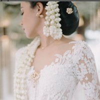 Sanggul Jawa tradisional dikreasikan oleh hairdresser Woko. Foto: Instagram/@maudyayunda