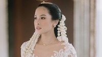 Maudy Ayunda mengenakan makeup natural dan kebaya adat Sunda. (Foto: dok. Instagram @maudyayunda) 
