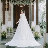 Kebaya modern tampil mewah dengan cape panjang bervolume yang menyentuh lantai. Adalah Eddy Betty, desainer di balik baju pengantin indah Maudy Ayunda. Foto: dok. Instagram @maudyayunda