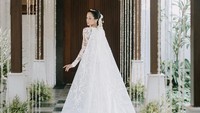 Maudy Ayunda mengunggah foto berbaju pengantin kebaya putih. (Foto: dok. Instagram @maudyayunda) 