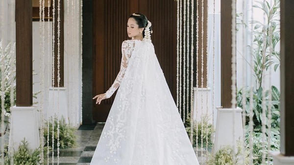 8 Momen Indah Pernikahan Maudy Ayunda dan Jesse Choi, Bernuansa Putih