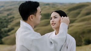 Maudy Ayunda Pakai Kebaya dan Hanbok di Foto Pernikahan