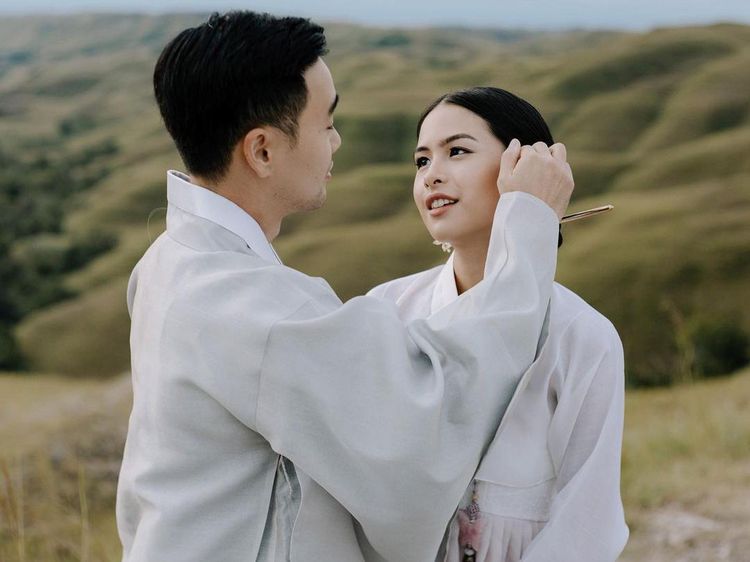 Maudy Ayunda Pakai Kebaya dan Hanbok di Foto Pernikahan