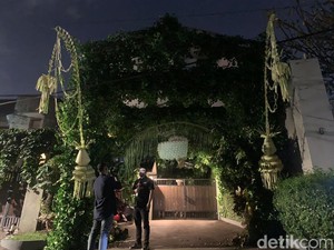 Janur Kuning di Rumah Maudy Ayunda