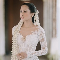 Wajah ayu Maudy Ayunda dipercantik dengan riasan bernuansa cokelat-nude karya tangan dingin makeup artist Marlene Hariman.  Foto: dok instagram