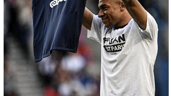 Transfer saga Kylian Mbappe berakhir suda pada jendela musim transfer panas kali ini. Mbappe memutuskan untuk bertahan di PSG lebih lama lagi. Foto: Twitter