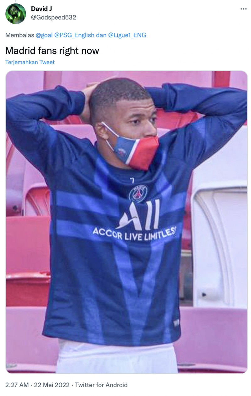Meme fans Real Madrid kecewa Kylian Mbappe bertahan di PSG.