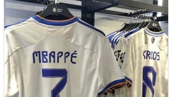Wah, beneran ini jersey bertulisnamakan Mbappe sudah tersedia? Foto: Twitter