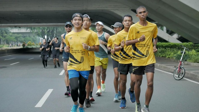 Mengintip Persiapan Pelari Jelang Maybank Marathon Para peserta Maybank Marathon mulai terlihat berlatih sejak memanfaatkan CFD di Jakarta. Beginilah potretnya.
Road to Maybank Marathon 2022 digelar dengan serangkaian kegiatan pelatihan dan edukasi untuk persiapkan diri pelari sebelum berlaga di ajang lomba Maybank Marathon, Elite Label Road Race pertama dan satu-satunya di Indonesia pada 28 Agustus 2022 mendatang di Bali.
