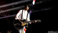 Mocca tampil lewat 12 lagu di panggung Allo Bank Festival 2022. Lagu Theres a Light at the End of the Tunnel jadi pembuka aksi Mocca kali ini, di Istora Senayan, Jakarta Selatan, Minggu (22/5/2022). 