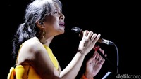 Dipertengahan aksi musik Mocca, Arina mengenalkan personel yang lain. Tentunya aksi itu sambil diiringi lagu. 
