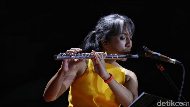 Band Mocca tampil di Panggung Indoor Allo Bank Festival, Istora Senayan, Jakarta Selatan, Minggu (22/5/2022). Sang vokalis, Arina tampil cantik dan menawan dengan dress kuningnya. Ia tampak riang gembira menyanyikan lagu-lagu Mocca.