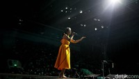 Penampilan Mocca lalu ditutup dengan lagu Teman Sejati. Arina pun pamit undur diri.