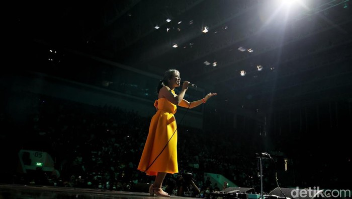Band Mocca tampil di Panggung Indoor Allo Bank Festival, Istora Senayan, Jakarta Selatan, Minggu (22/5/2022). Sang vokalis, Arina tampil cantik dan menawan dengan dress kuningnya. Ia tampak riang gembira menyanyikan lagu-lagu Mocca.