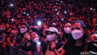 Sebelum menutup aksi panggungnya, Arina pun mengucapkan rasa terima kasih kepada Allo Bank Festival dan tentunya penonton yang hadir. Lagu I Remember pun mulai terdengar. Penonton yang datang mulai menyalakan flash pada ponsel mereka.