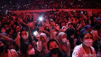 Sebelum lagu terakhirnya, beberapa hits Mocca pun mulai dimunculkan. Lagu-lagu seperti Happy, dan I Remember pun mulai dilantunkan.
