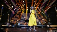 Band Mocca tampil di Panggung Indoor Allo Bank Festival, Istora Senayan, Jakarta Selatan, Minggu (22/5/2022). Sang vokalis, Arina tampil cantik dan menawan dengan dress kuningnya. Ia tampak riang gembira menyanyikan lagu-lagu Mocca. 