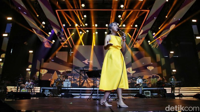Mocca Tampil Apik di Allo Bank Fest, Bikin Penonton Terkesima Band Mocca tampil di Panggung Indoor Allo Bank Festival, Istora Senayan, Jakarta Selatan, Minggu (22/5/2022). Sang vokalis, Arina tampil cantik dan menawan dengan dress kuningnya. Ia tampak riang gembira menyanyikan lagu-lagu Mocca.