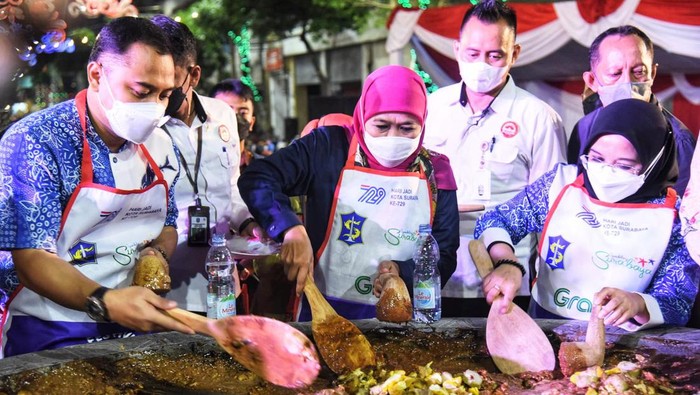 Momen Khofifah dan Eri Cahyadi Kompak Ngulek Bareng di Festival Rujak Uleg