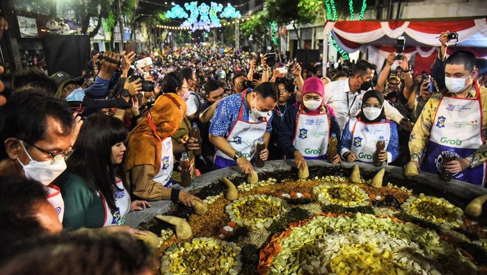 Momen Khofifah dan Eri Cahyadi Kompak Ngulek Bareng di Festival Rujak Uleg