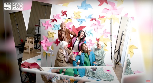 Walaupun persiapan pemotretan diakui Nagita tidak mudah karena dirinya harus mengumpulkan para rekannya yang sama-sama melahirkan di tahun 2021, namun pemotretan tersebut berjalan dengan lancar. Ekspresi bahagia pun tampak menghiasi wajah Nagita, Nathalie, Paula, Zaskia, dan Lesti. Foto: YouTube/Sule Production