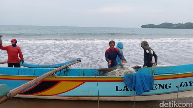 Nelayan di Pantai Batukaras, Pangandaran.