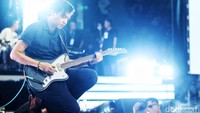 Barasuara kemudian melanjutkan aksi panggungnya. Kali ini lewat lagu Pikiran dan Perjalanan dari album terbarunya bertajuk serupa.