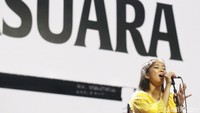 Ketika intro lagu Sendu Melagu dimulai, para Penunggang Badai, sebutan penggemar Barasuara berteriak histeris. 