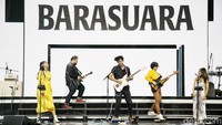Band Barasuara tampil di Panggung Indoor Allo Bank Festival di kawasan Istora Senayan, Jakarta Selatan, Minggu (22/5/2022).  