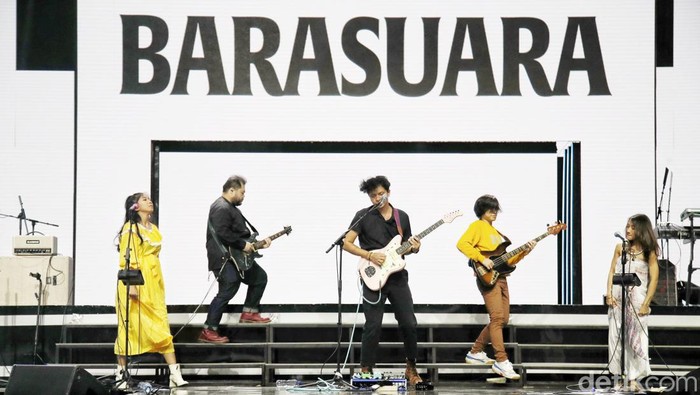 Nyanyi 12 Lagu, Barasuara Tampil Energik di Allo Bank Fest Band Barasuara tampil di Panggung Indoor Allo Bank Festival di kawasan Istora Senayan, Jakarta Selatan, Minggu (22/5/2022). Sendu Melagu jadi lagu pertama mereka yang dilantunkan di panggung utama Allo Bank Festival 2022.