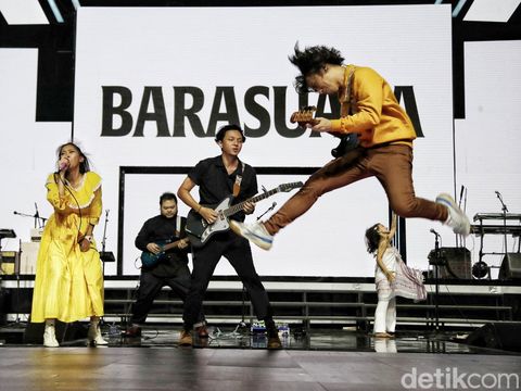 Band Barasuara tampil di Panggung Indoor Allo Bank Festival di kawasan Istora Senayan, Jakarta Selatan, Minggu (22/5/2022). Sendu Melagu jadi lagu pertama mereka yang dilantunkan di panggung utama Allo Bank Festival 2022.