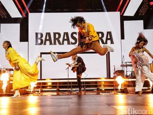 Nyanyi 12 Lagu, Barasuara Tampil Energik di Allo Bank Fest