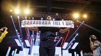 Sebelum musik benar-benar berhenti, Iga Massardi meminta atribut milik Penunggang Badai yang bertuliskan Barasuara Till I Die. Ia memegang atribut itu sambil diangkat ke atas kepalanya. Atribut itu lalu dikalungkan ke lehernya.